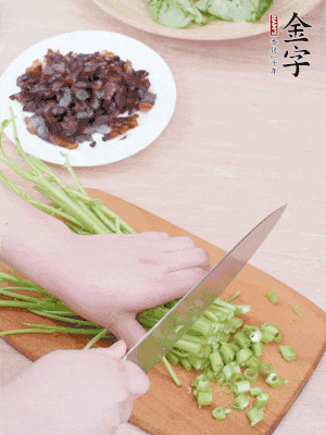 空心菜摘掉葉子，菜梗切成丁。