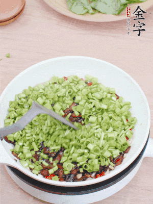 下菜梗翻炒，混合醬油肉。