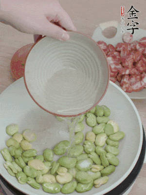 鍋中少油，下蠶豆略炒，加1/2勺鹽、一點(diǎn)糖、少許水炒勻。