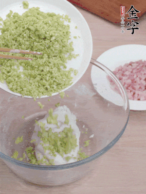糯米粉邊揉邊加水，成團后揉進蠶豆、咸肉。