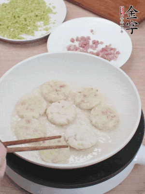 鍋中涼油，慢煎至兩面有脆殼。（油可以多一點）