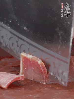 取金字火腿塊150g，切成薄片。生姜切片。