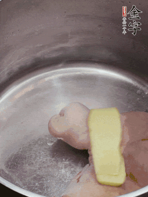 撈出洗凈后，加蔥姜、黃酒二遍焯水。