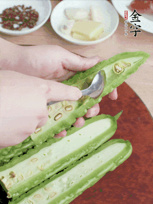 苦瓜去籽切薄片，一點(diǎn)鹽拌勻，10分鐘后沖洗控干。香蔥切蔥花、姜切末、蒜拍碎、干辣椒切圈。