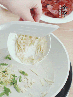 油4成熱，下蔥姜蒜、干辣椒、花椒煸出香味。