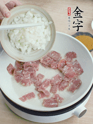 依次下洋蔥、紅菜椒、豌豆粒、玉米粒翻炒均勻。