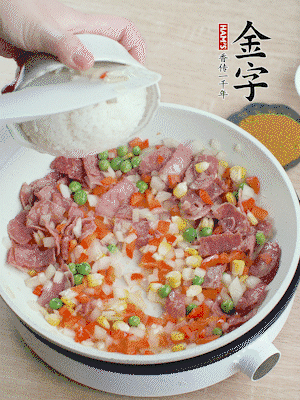 放米飯炒至顆粒分明。