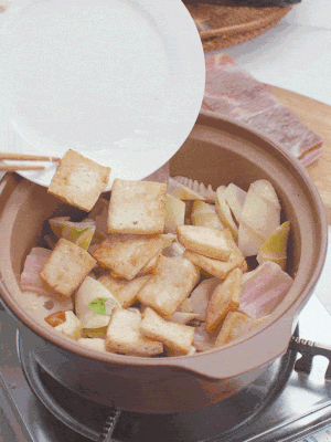 依次下春筍、豆腐，開水沒過食材。