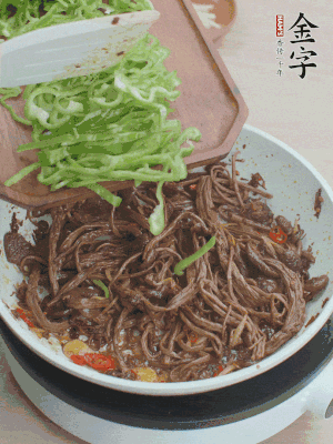 水分煸干，下青椒絲快炒1分鐘。