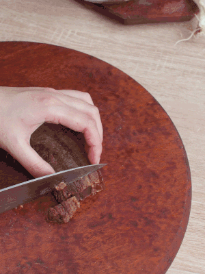 金字臘肉水煮15分鐘，切片。