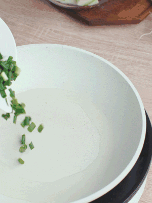 熱油下臘肉、蔥花煸炒，再下西葫蘆。