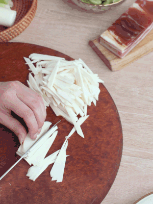 茭白切細絲，鹽水中浸泡防止氧化。