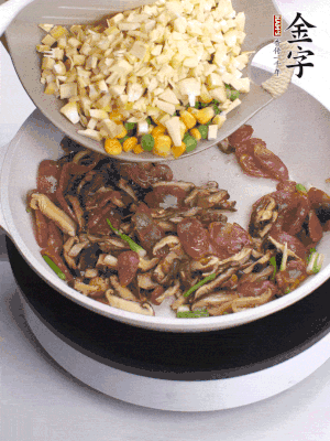 鍋里熱油，爆香蔥白，下香腸片炒至微微出油，加時蔬粒、香菇粒、春筍粒翻炒均勻。