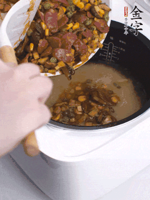 鋪在洗好的大米上，加清水，與食材持平。