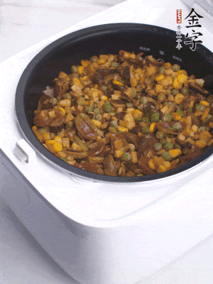 電飯煲按煮飯鍵，出鍋撒蔥花。