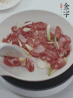 熱鍋爆香姜蒜片，下香腸炒出香味。