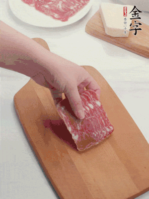 金字培根火腿改刀切小片；白洋蔥切??；新鮮豌豆剝殼。