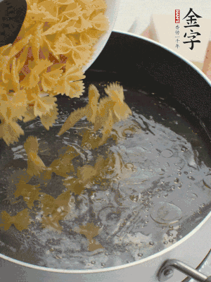 蝴蝶面加橄欖油煮熟；豌豆焯水30秒。