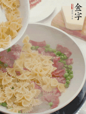 1小勺鹽調(diào)味，混合一起燉煮一下。