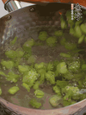 鍋中水沸，放一撮鹽，下蠶豆豆瓣焯3分鐘，下百合，3秒撈出，一起撈出瀝水。