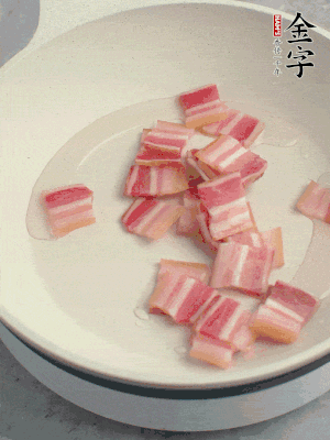 鍋中少許油，金字淡咸肉煸香。