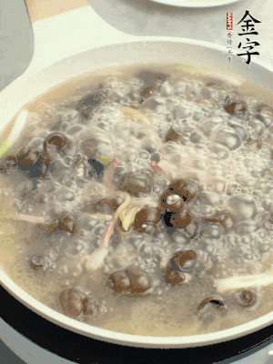 放辣椒，加一點(diǎn)鹽、糖，大火翻炒。