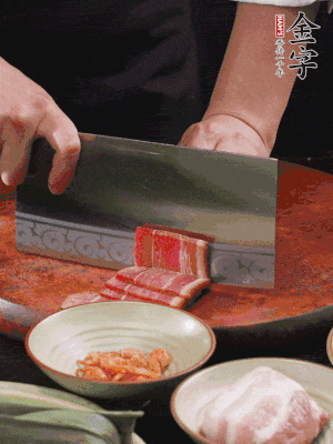 金字火腿上方切薄片，鮮五花肉切薄片。