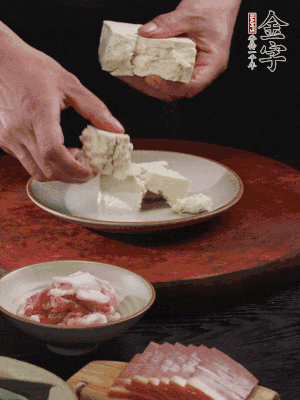 一塊老豆腐掰成大塊。