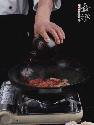 再下火腿片，淋少許黃酒添香。