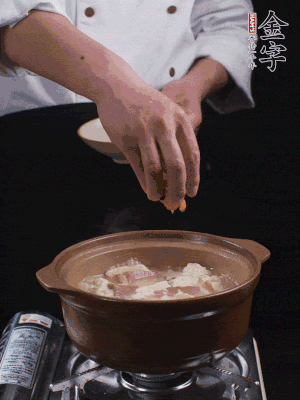 下蝦仁干，煮5分鐘。撒蒜葉，煮1分鐘。