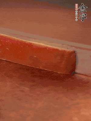 金字火腿上方去皮切薄片。