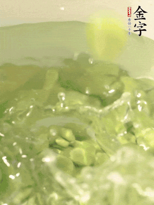 新鮮蠶豆熱水焯水30秒，然后浸入涼水。