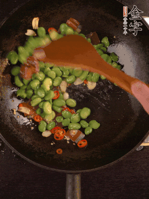 再下蠶豆煸炒，加1勺料酒調味。