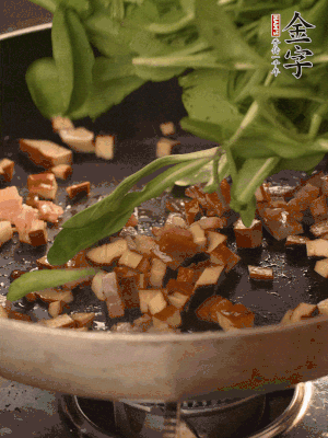 再放香干煸炒，最后放馬蘭頭翻炒至變軟。