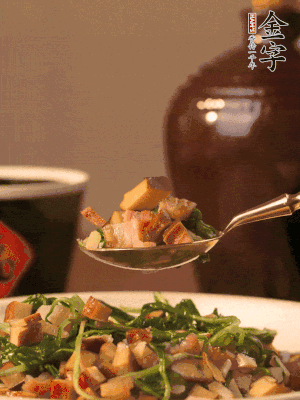 出鍋前嘗味，味淡加點(diǎn)鹽。