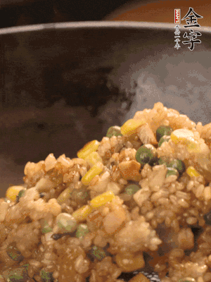 再下糯米，1勺蠔油、2勺生抽調(diào)味翻炒均勻。