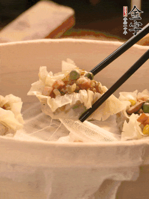 包好的燒賣放在蒸籠上，水開后蒸8分鐘左右。