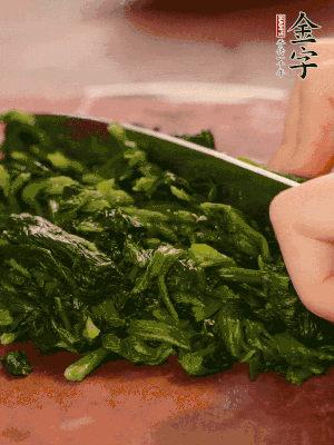 洗凈的菠菜加鹽焯水，撈出晾涼后攥干切碎。胡蘿卜切細(xì)絲。金字烤腸切園片。