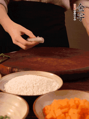 胡蘿卜去皮切丁。蝦仁切小塊。糯米提前浸泡半天。