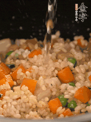 把食材轉(zhuǎn)移到電飯鍋中，倒入點(diǎn)清水，正常煮飯。