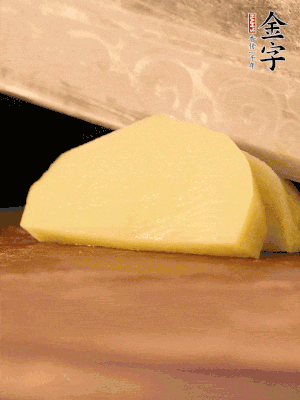 土豆去皮切丁。水開后，放入鍋中煮2-3分鐘，撈出瀝干水分。