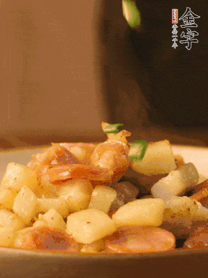 翻炒均勻，撒上蔥花后即可。