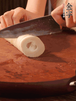 春筍去殼切滾刀塊，焯水備用。