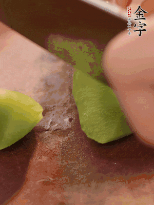 萵筍切滾刀塊。