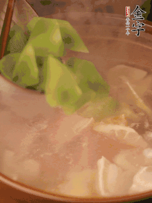 再加入焯水過的百葉結(jié)、萵筍塊燉15-20分鐘。