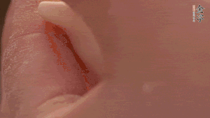 取一小團面，用掌心搓成小球狀，從小球中心捏窩，放入餡料，封口后，留出小尾巴。