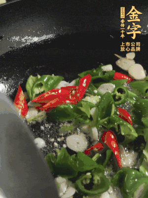 起鍋燒油，加辣椒、蒜片大火翻炒出香味。