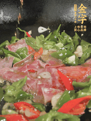 再下蒸炒火腿煸炒，加少許白糖提鮮。