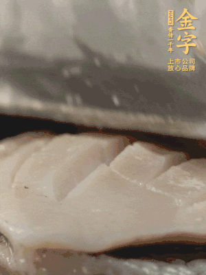 鮑魚用勺子撬出來，去掉內(nèi)臟和牙齒，加面粉、白醋、鹽、啤酒抓一下，清水洗凈，切花刀。