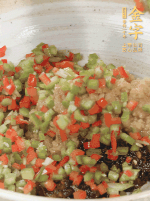 XO醬、蒜蓉醬、青紅椒粒攪拌成醬料。